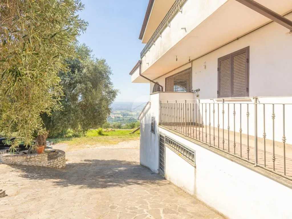 Terrasse - Versatile Villa with Olive Grove in Guidonia Montecelio