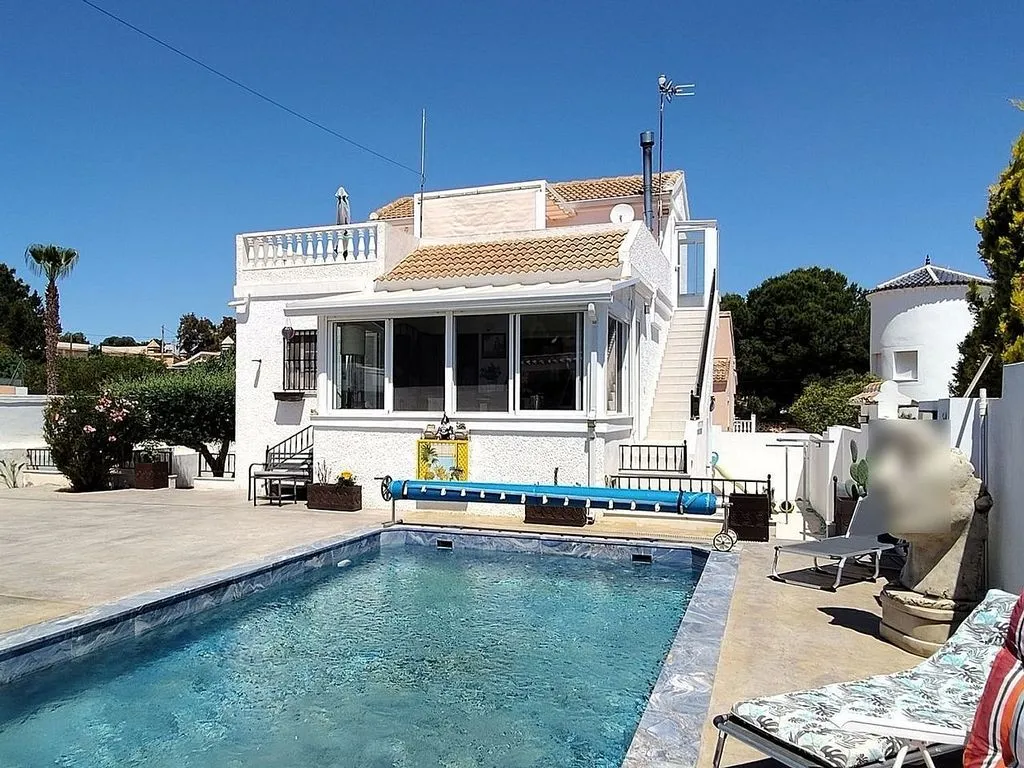 Bassein - Three-Bedroom House with Pool in Jacarilla