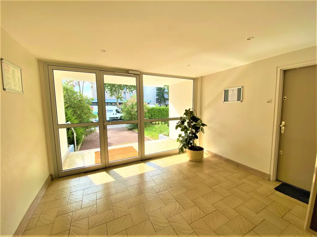 Entrée - Appartement Traversant avec Vue Dégagée à Colombes