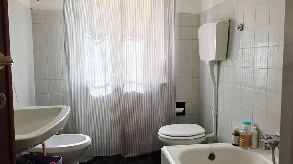Salles de bain - Spacious Apartment with Balcony in Piacenza