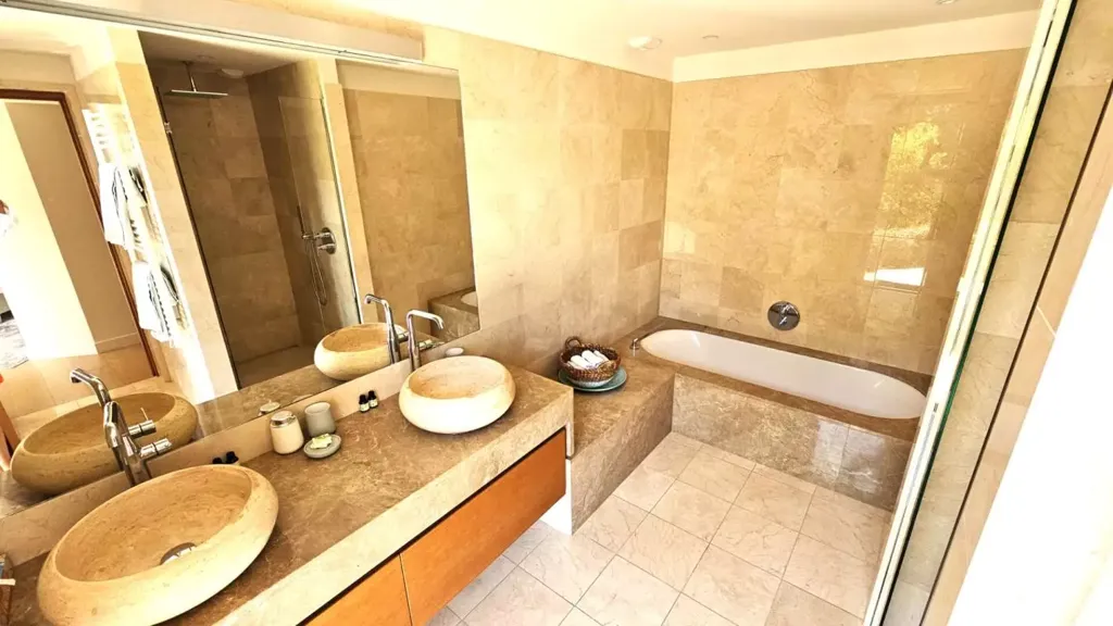 Bathrooms - Prestigious Property with Sea View in Grimaud