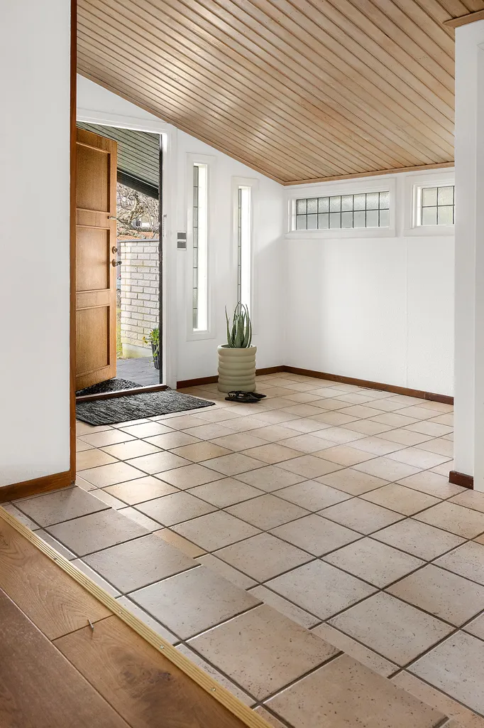 Esik - Spacious Villa with Pool in Frösakull