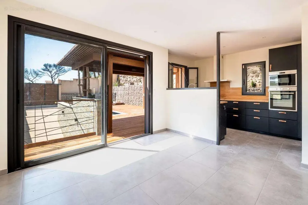 Cuisine - Maison Contemporaine avec Piscine à Marseille