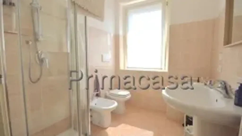 Salles de bain - Modernised Two-Bedroom Apartment in Toscolano Maderno