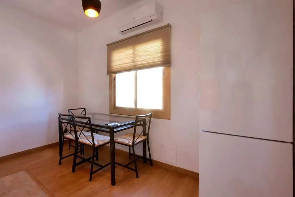 Söögituba - Furnished Apartment with Central Heating in El Camp de l'Arpa del Clot