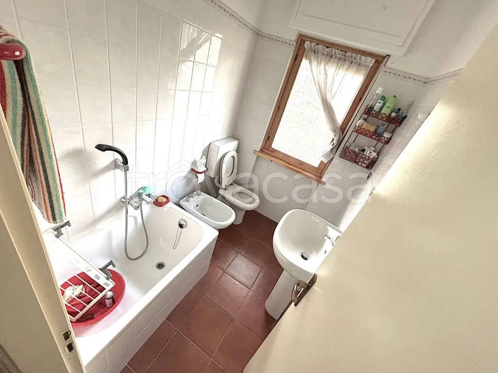 Vannitoad - Three-bedroom Apartment with Balcony in Oulx