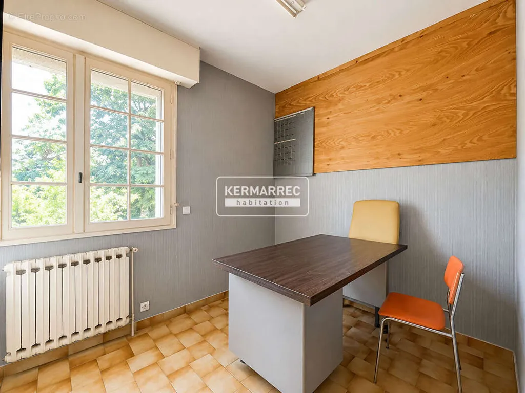 Kabinet - House with Professional Potential in Saint-Yves