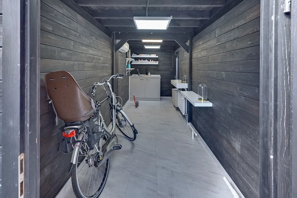 Entrée - End-Terrace House with Multifunctional Annex in Tweelingstad