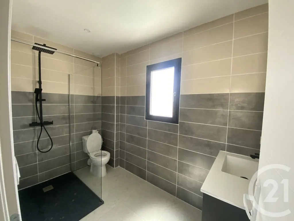Salles de bain - Maison Contemporaine avec Piscine à Nezignan-l'Évêque