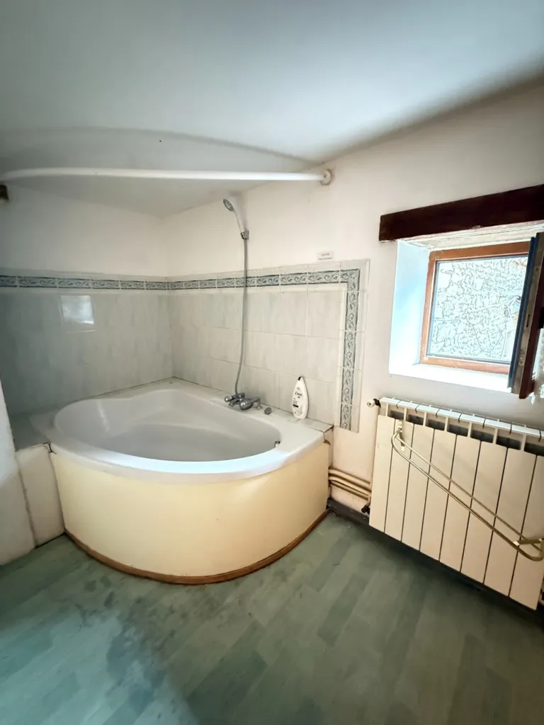 Salles de bain - Maison en Pierre avec Cour Intérieure à Bussière-Dunoise
