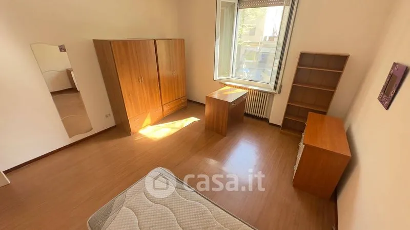 Chambres - Four-Bedroom Apartment with High Ceilings in Parma