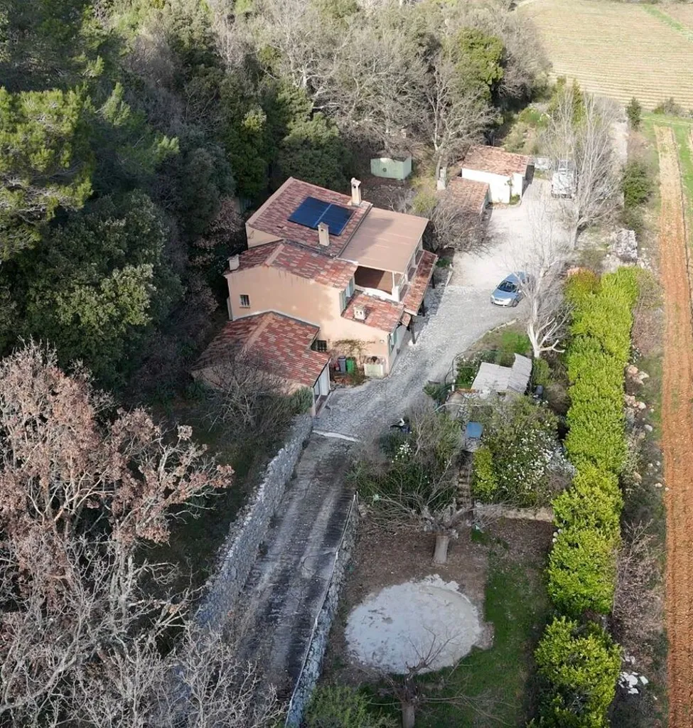 Vue aérienne - Maison de 9 Pièces avec Jardin de 5500m² au Var