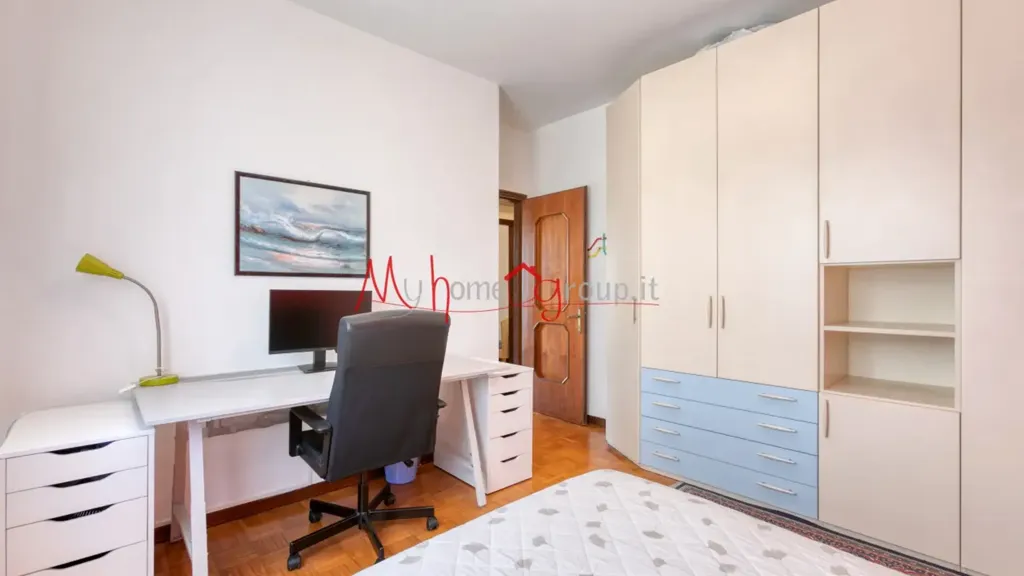 Bedrooms - Four-Bedroom Apartment with Balconies in Padova