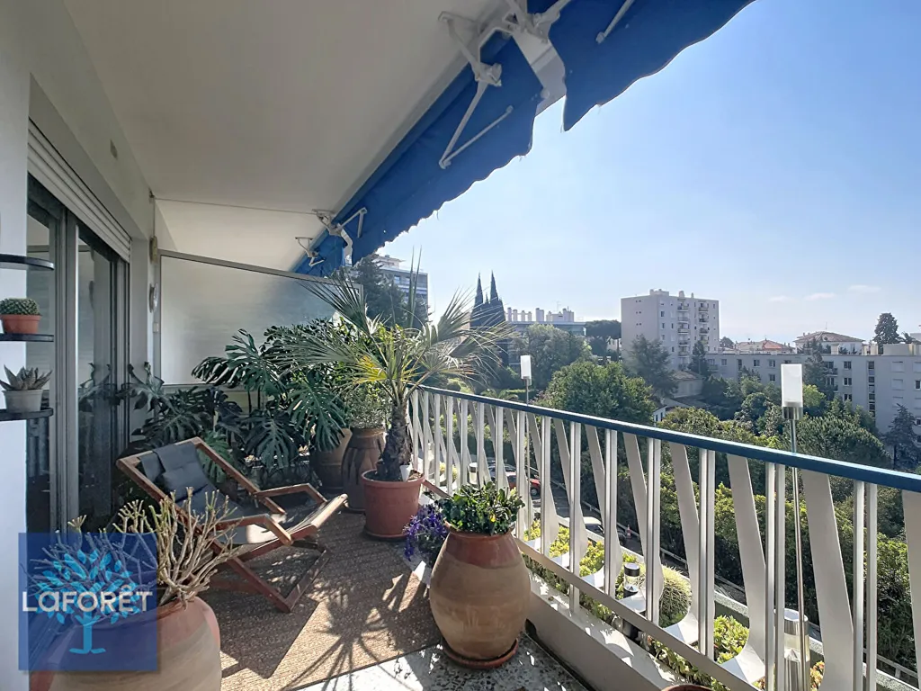 Rõdu - Renovated 2-Bed Apartment with Sea View in Cannes