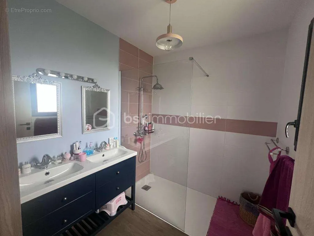 Salles de bain - Maison Contemporaine avec Piscine près de Coutras