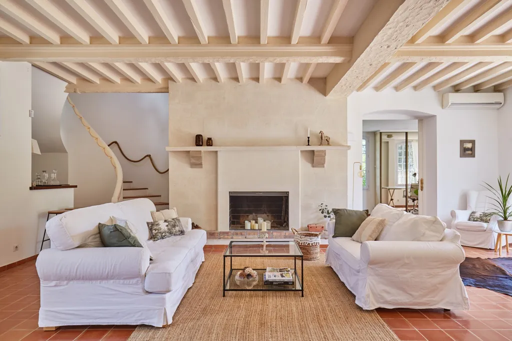 Living Room - Secure Reception Property with Pool in Aix-en-Provence