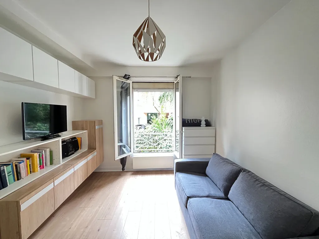 Soggiorno - 2-Bedroom Flat with Garden View in Suresnes
