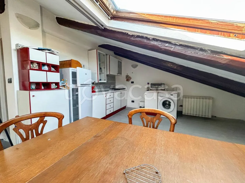 Köök - Rustic Mansard Apartment with Velux Windows in Santena