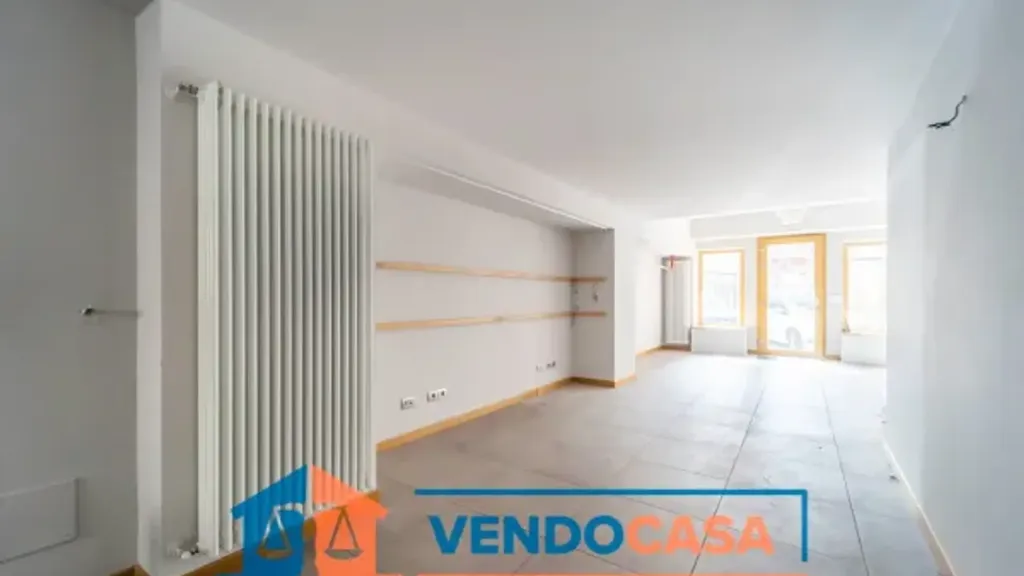Entrée - Office Space with Balcony in Cuneo