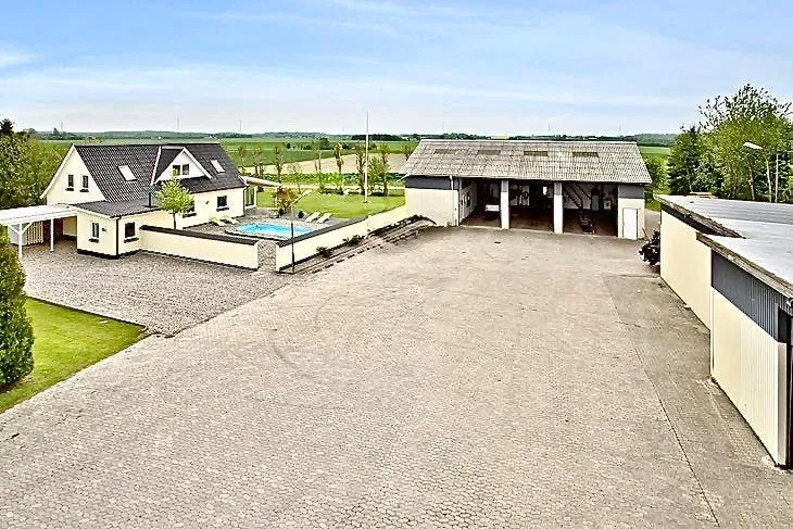 Vue aérienne - Mixed-Use Property with Workshop and Pool in Denmark