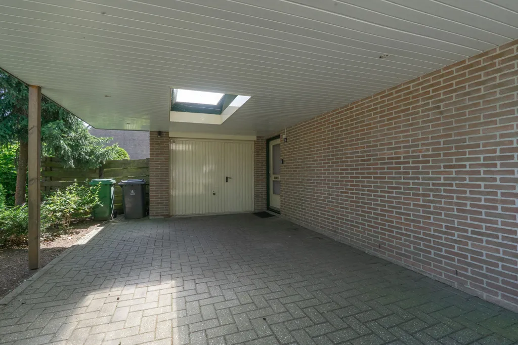 Garaaž - Two-Storey House with Garden in Elst