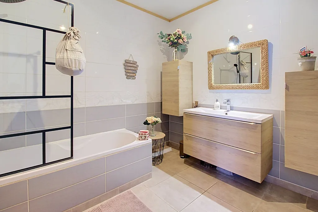 Salles de bain - Villa avec Piscine et Garage à Vidauban