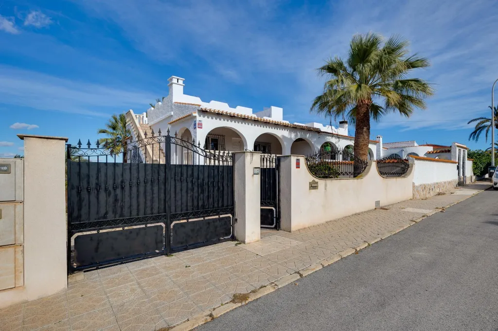 Exterior - Chalet with Pool and Sea View in El Chaparral