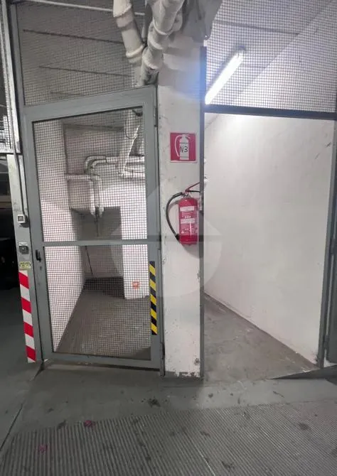 Garage - Auto Garage with Electric Gate in Trionfale, Rome