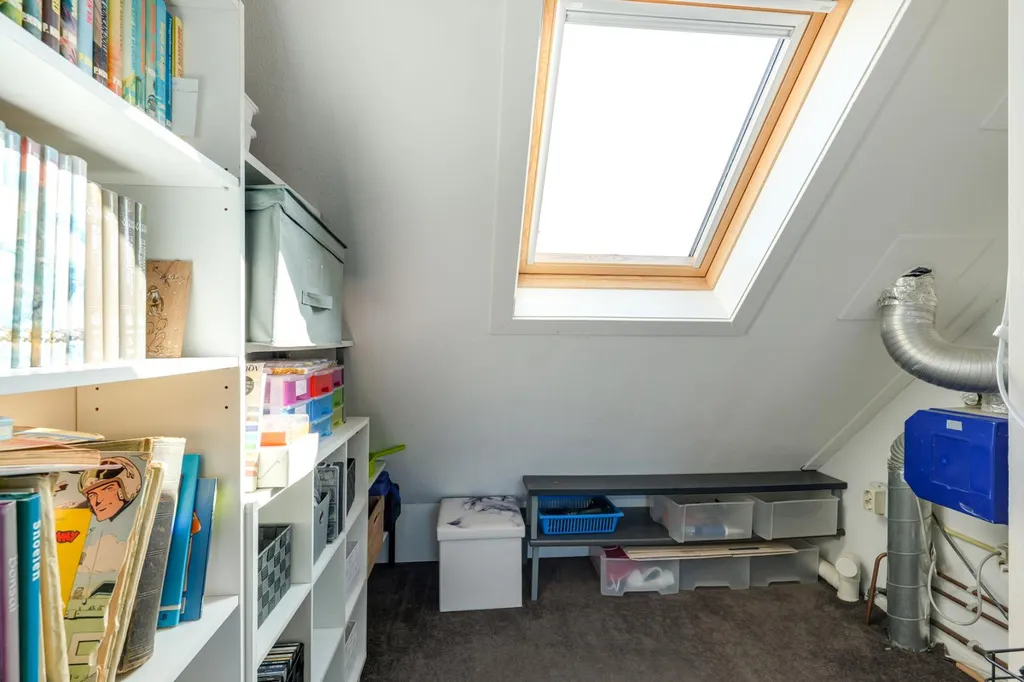 Pièces - Corner House with Overhang in Hoorn
