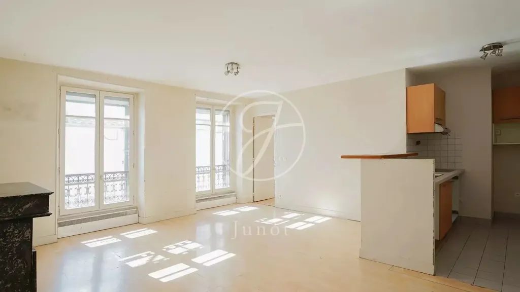 Living Room - 4-Piece Apartment with Courtyard View in Paris 75011