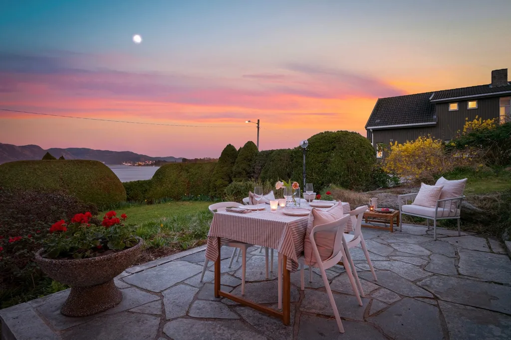 Terrasse - Architect-Designed Villa with Seafront in Boganesstraen