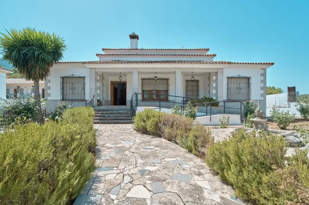 Detached Villa with Pool in El Bosque