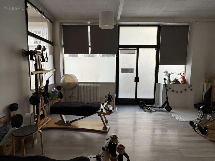 Rooms - Commercial Space with Street Frontage in Ainay