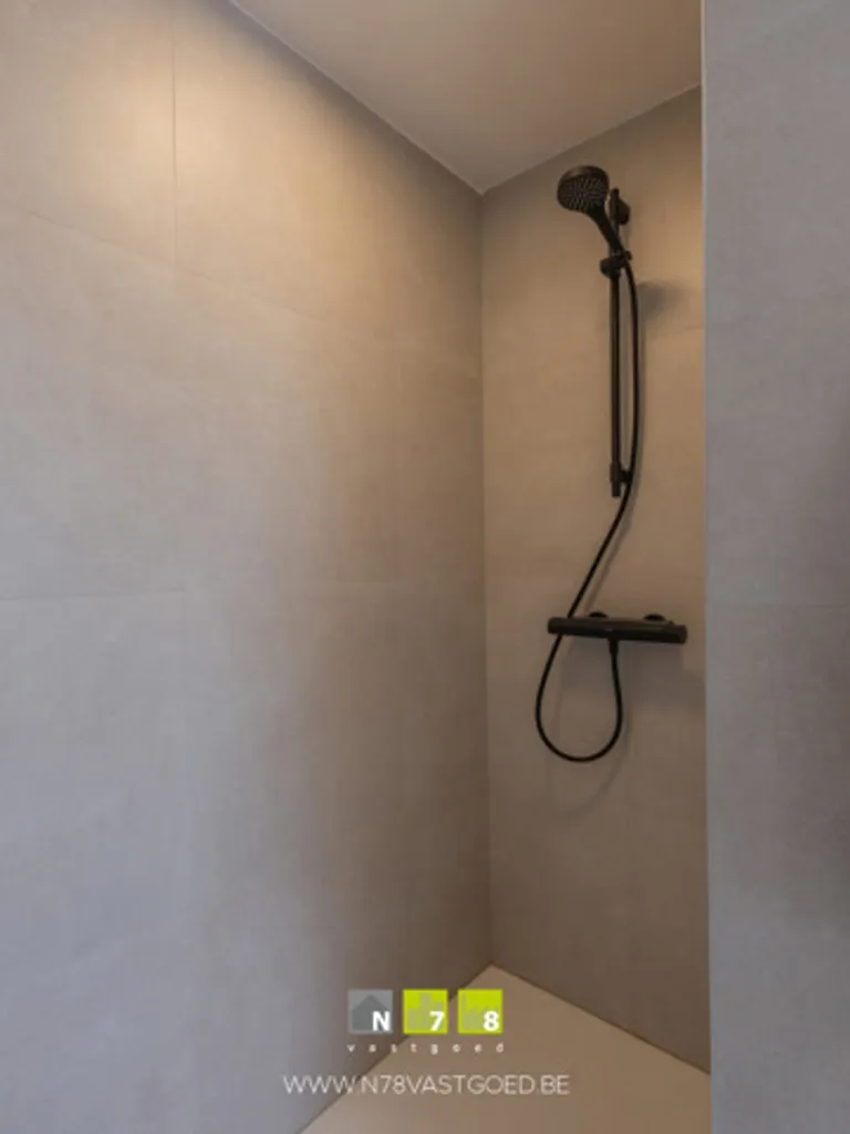 Salles de bain - Nouvelle Maison avec 3 Chambres à Opitter