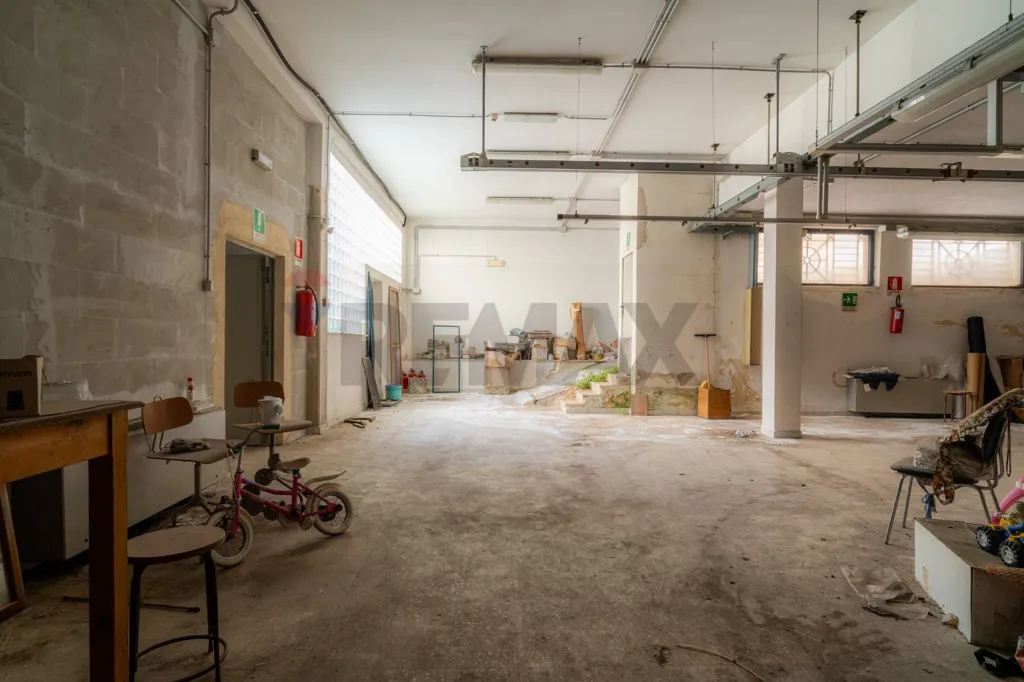 Garaaž - Commercial Space with Workshop Potential in Modugno