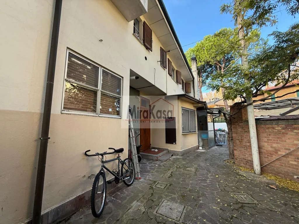 Välivaade - Modernist Villa with Curved Design in Cervia