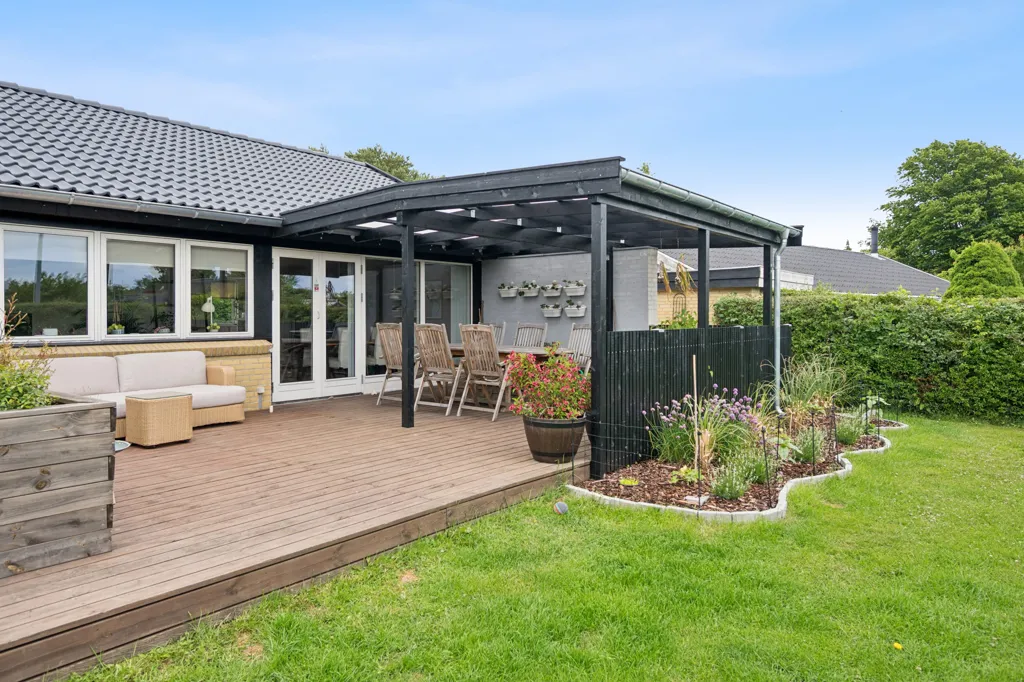 Terrass - Villa with Garden in Ålsgårde