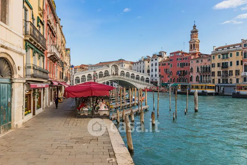 Apartment with Canal View in Venice