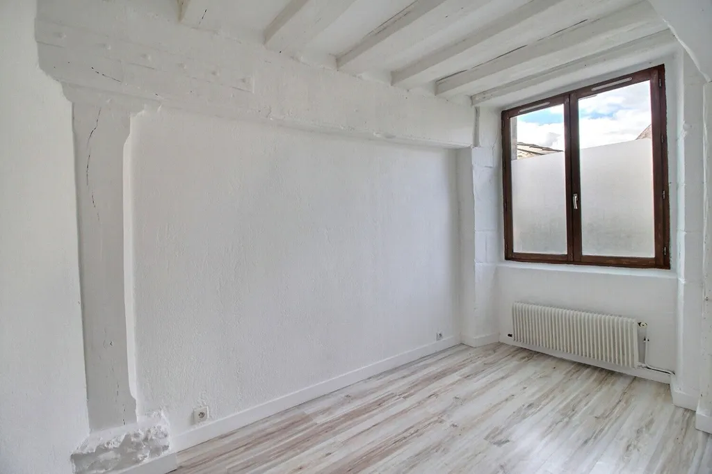 Rooms - Charming 3-Bed Flat with Garden in Epernon