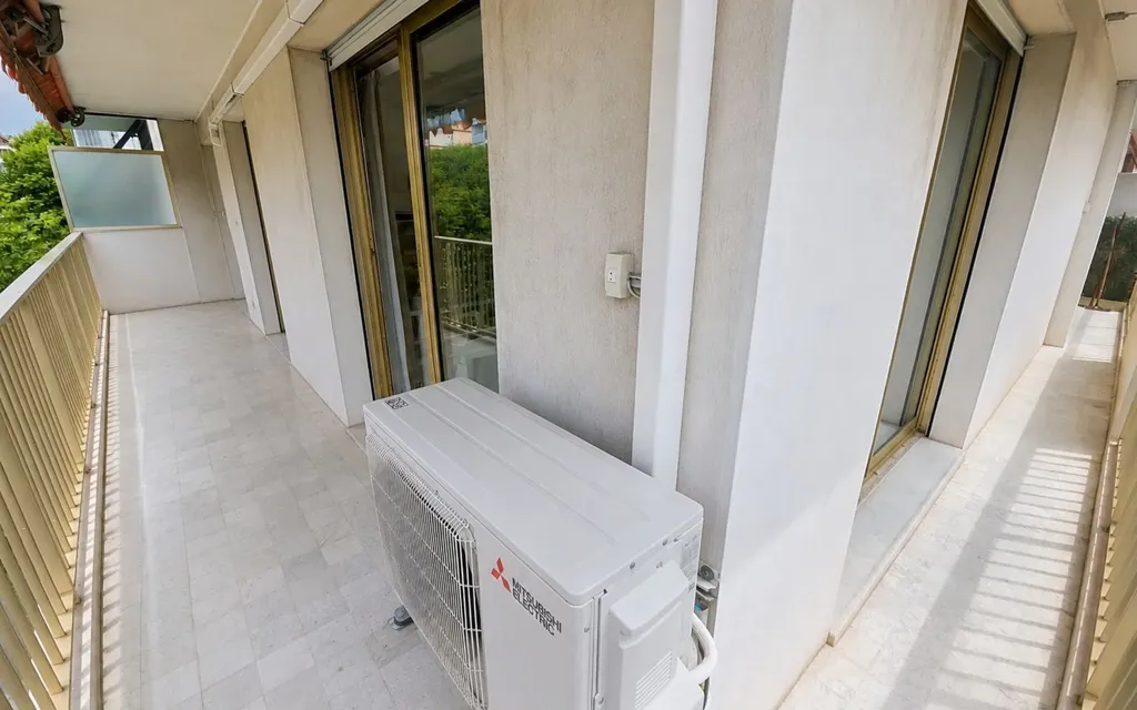Balcon - Appartement Traversant avec Terrasse à Nice