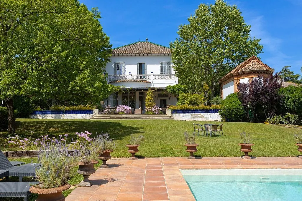 Piscine - Luxury Detached House with Chapel in Argentona