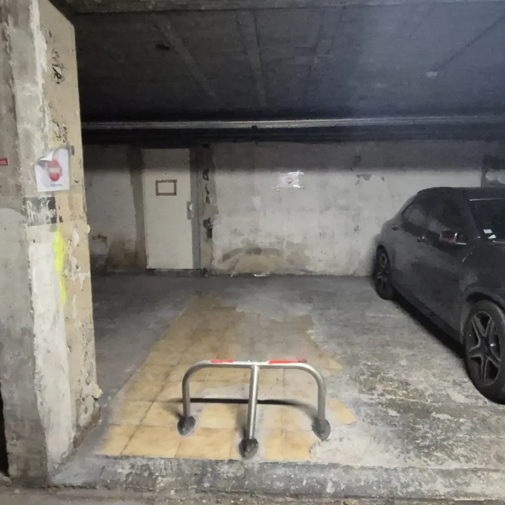 Garaaž - Parking Space in Cantini, Marseille