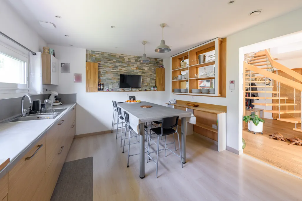 Cuisine - Maison avec Piscine et Vue Verdoyante à Saint-Geniès-Bellevue