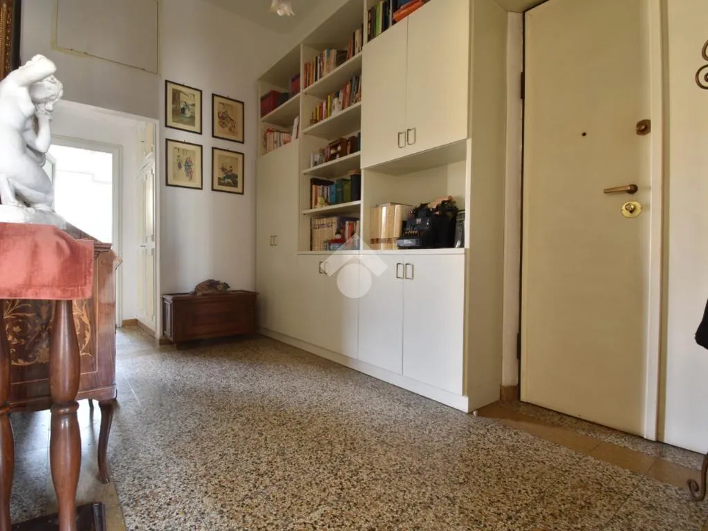 Bureau - 4-Room Apartment with Balcony in Florence