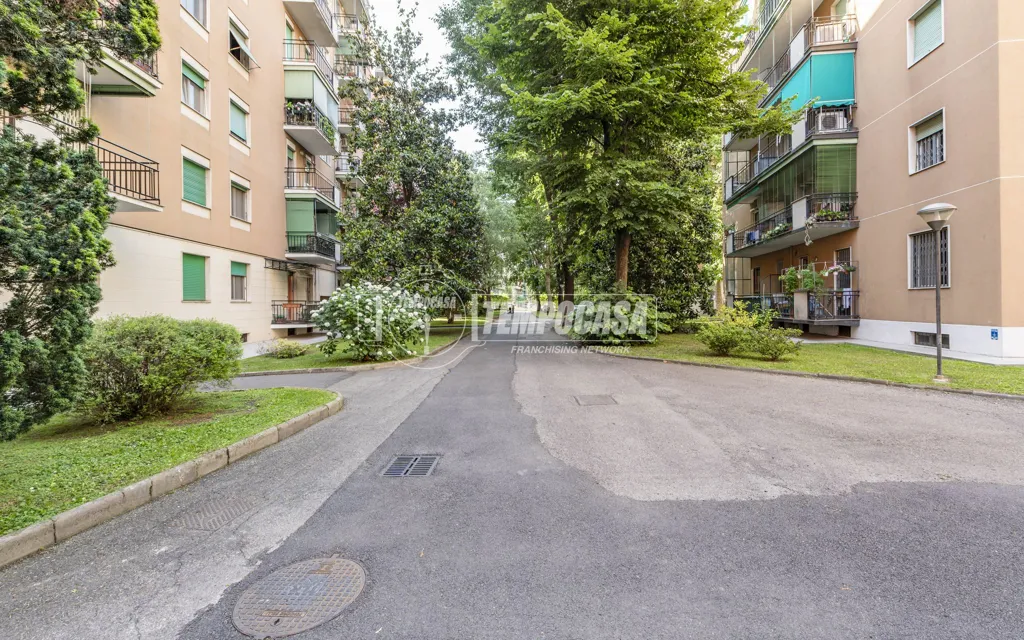Välivaade - Bright Triplex Apartment with Metro Access in Milan