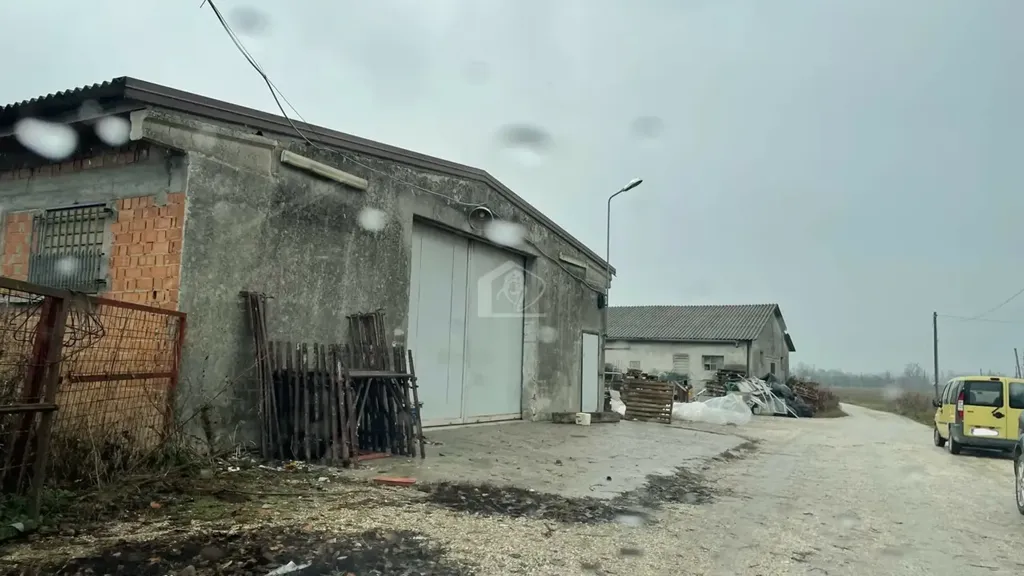 Esterno - Rustic Home with Barn and Workshop in Suzzara