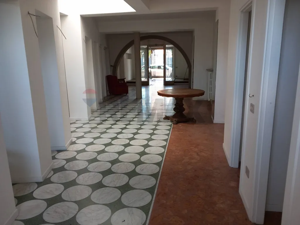 Esik - Luxury Shop with Outdoor Space in Santa Maria degli Angeli
