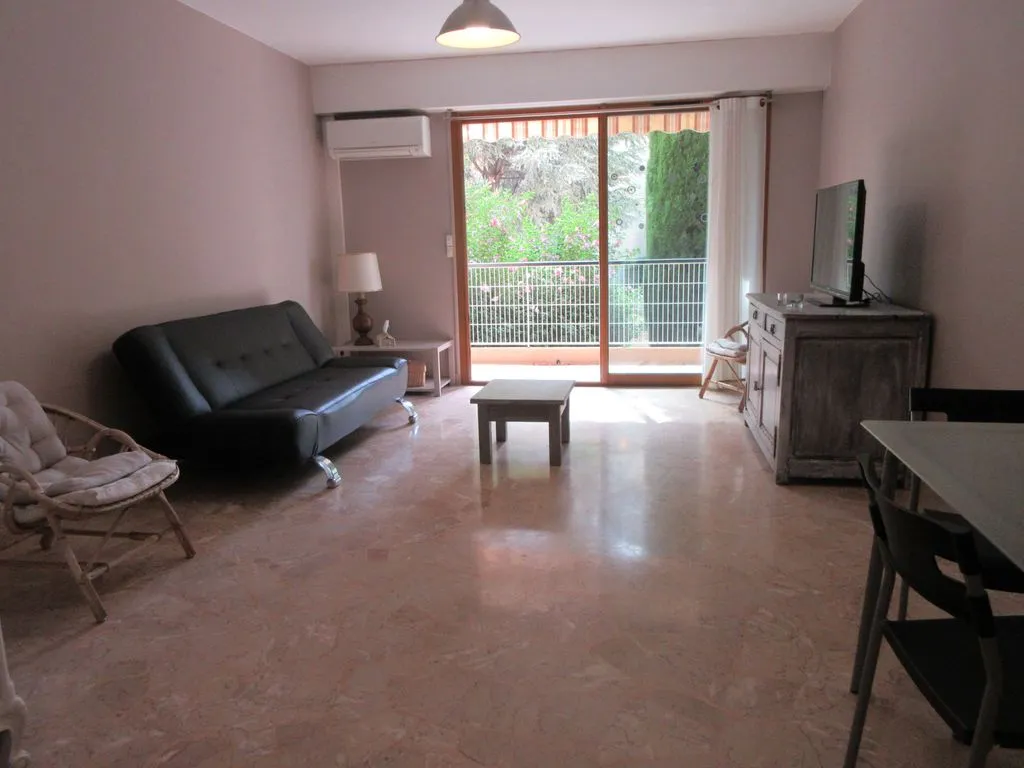 Séjour - Appartement Rénové avec Terrasse à Sainte-Maxime