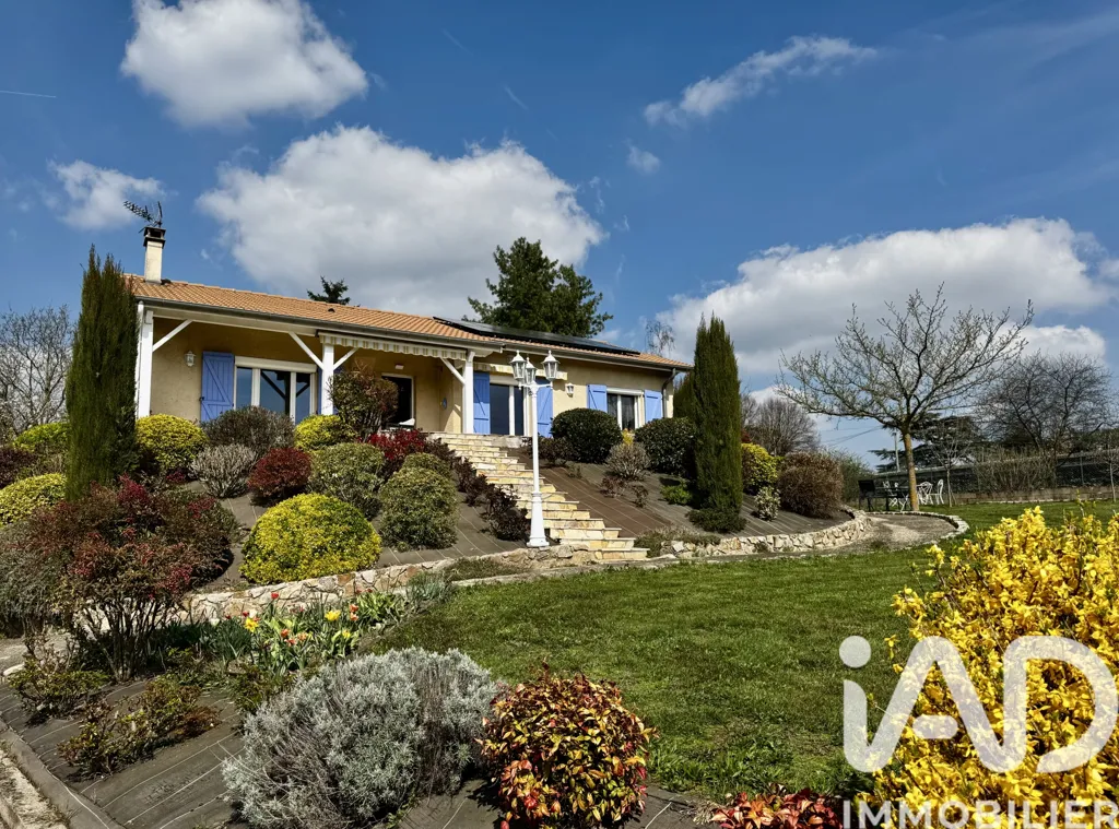 Esterno - Traditional House with Garden View in Saint-Chamond