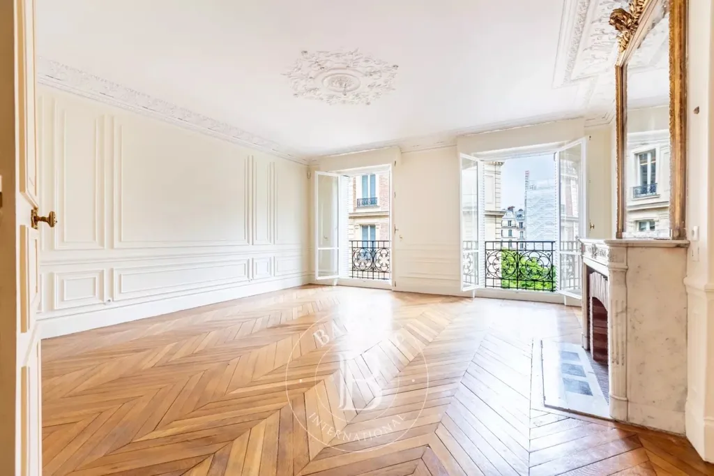 Elutuba - Corner Apartment with East View in Paris 8e